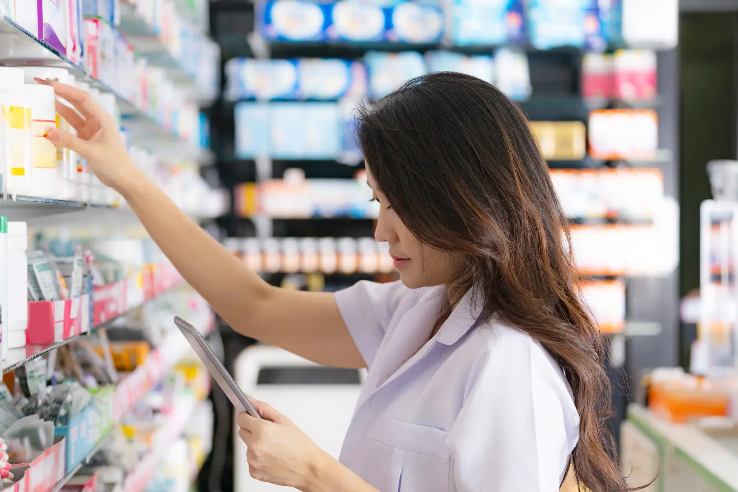 Celero Cloud GmbH- confident woman consulting phone for shopping