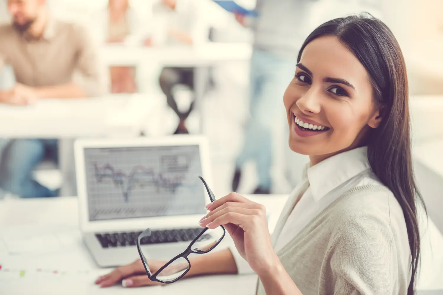 glückliche Frauen arbeiten am Laptop