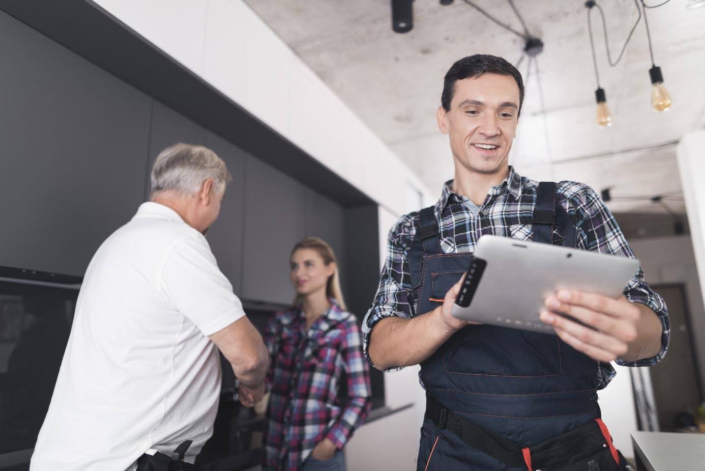 Celero Cloud GmbH – Menschen diskutieren über KI-Tools